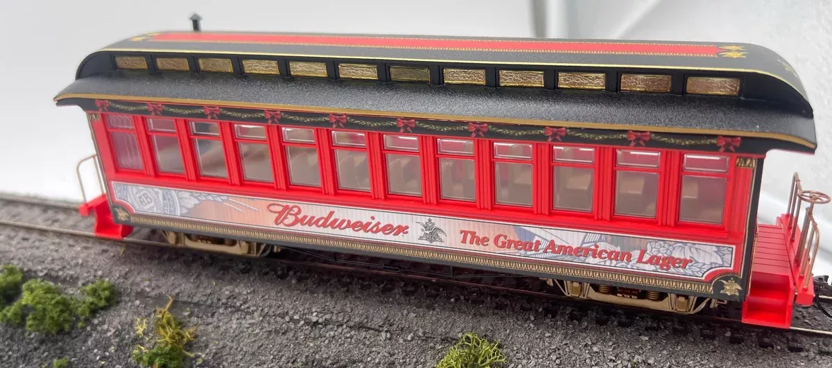 Bachmann BKOB5 Hawthorne Village/ Bradford Exchange Budweiser Passenger Car Great American Lager HO/ On30 ScaleUsed Excellent No Box