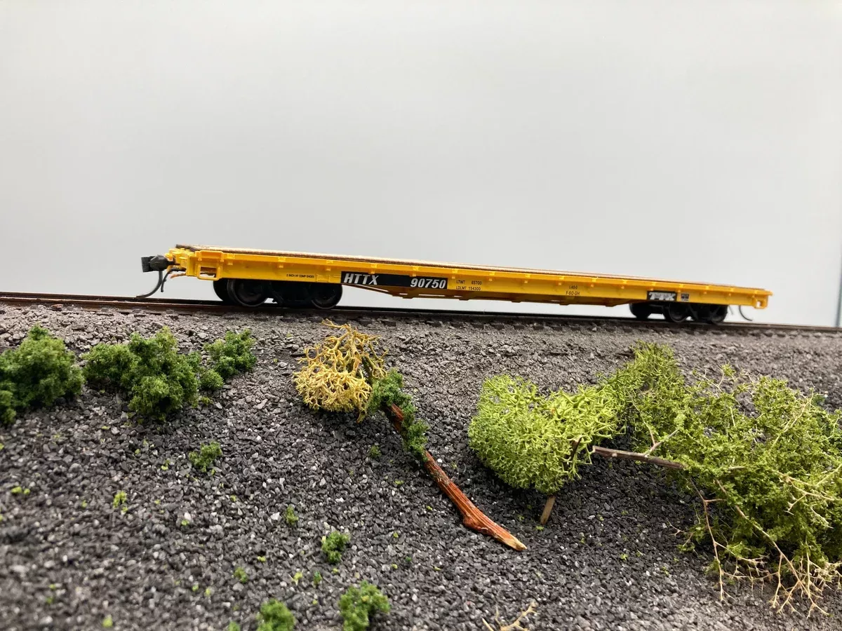 HO Scale Flatcar.Laser-cut wood deck. Trailer-train Like New Damaged Box