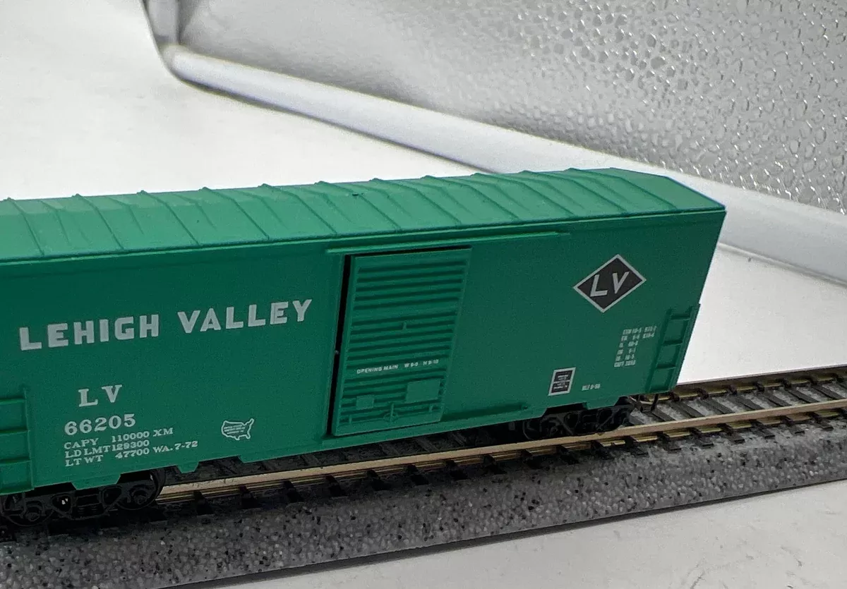 Micro-Trains Line 24020 Lehigh Valley 40' Standard Box Car w kadee style couplersN SCALE Like New