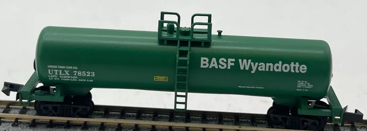 Roundhouse 8381 BASF 50' Modern Tank Car N SCALE Like New
