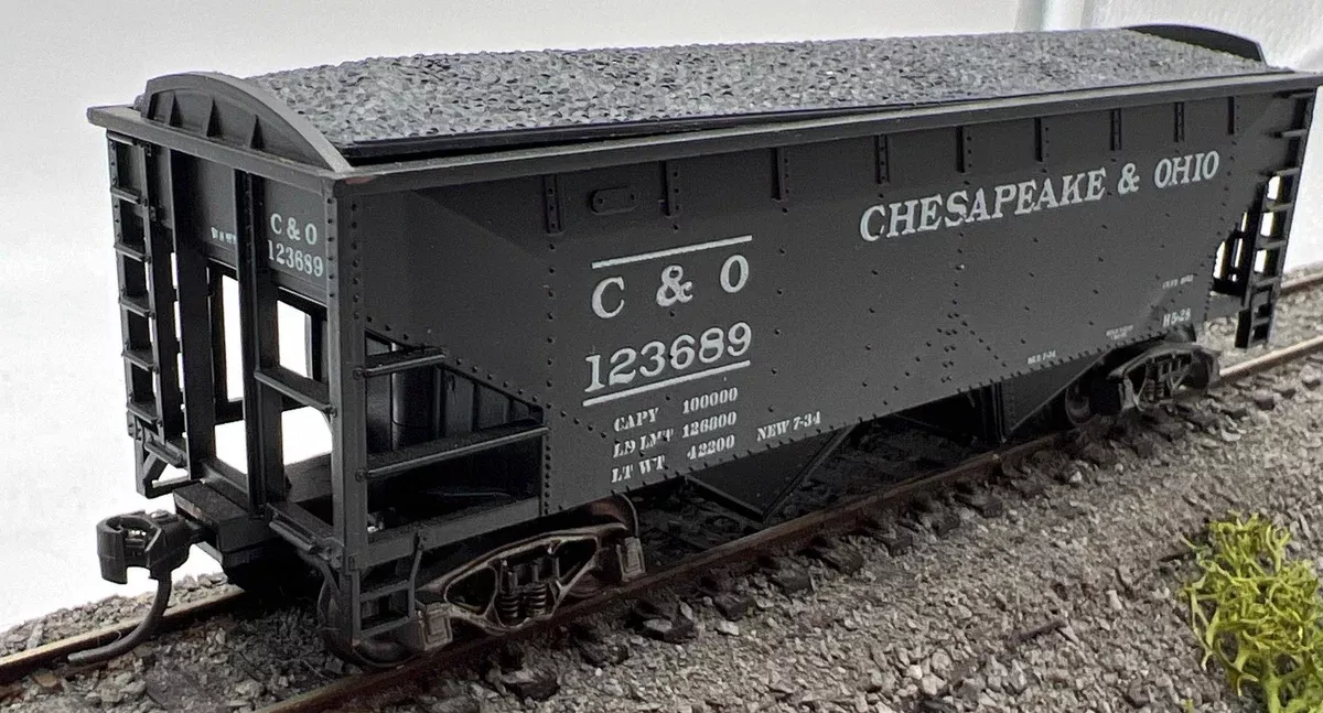 Walthers 932-2952 CHESAPEAKE & OHIO 36' Offset Hopper W/Removable Load # HO Scale Like New